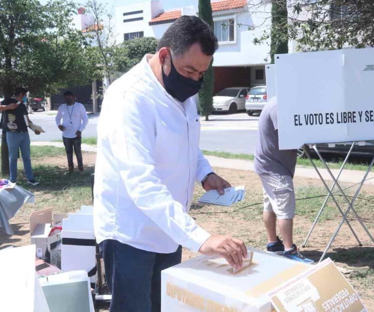 Carlos Guevara emite su voto; pide acudir a las urnas Carlos Guevara emite su voto; pide acudir a las urnas
