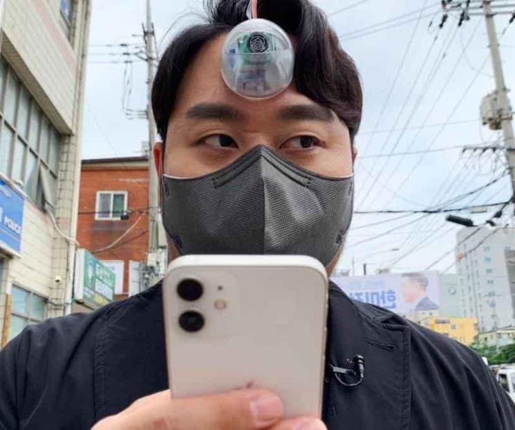 Inventan tercer ojo para los que miran el móvil por la calle Inventan tercer ojo para los que miran el móvil por la calle