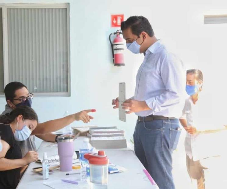 Jesús Nava vota en Santa Catarina Jesús Nava vota en Santa Catarina