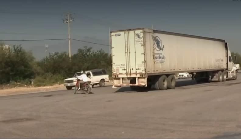 Embiste tráiler a motocicleta y mata a mujer Embiste tráiler a motocicleta y mata a mujer