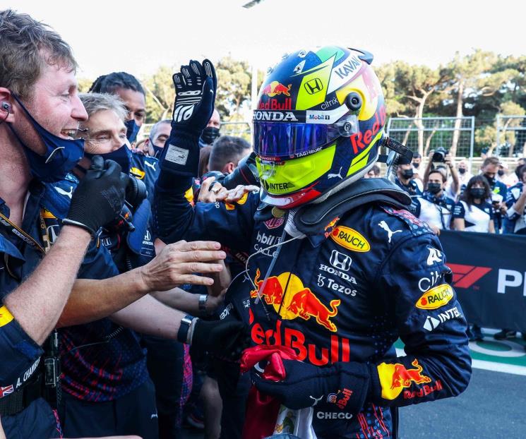 Festeja con sus amigos de Aston Martin Festeja con sus amigos de Aston Martin