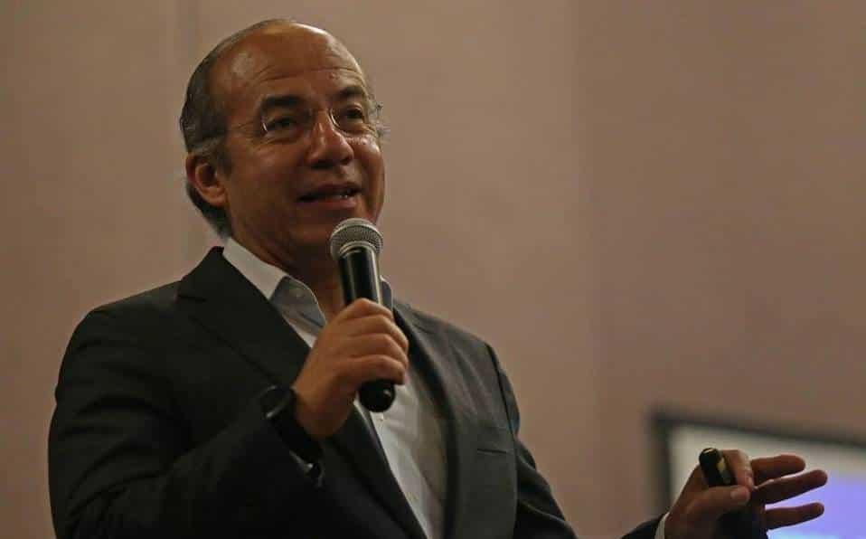 Felipe Calderón acude a hospital para hacerse estudios Felipe Calderón acude a hospital para hacerse estudios