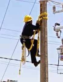Ocasiona tráiler daños y apagón Ocasiona tráiler daños y apagón