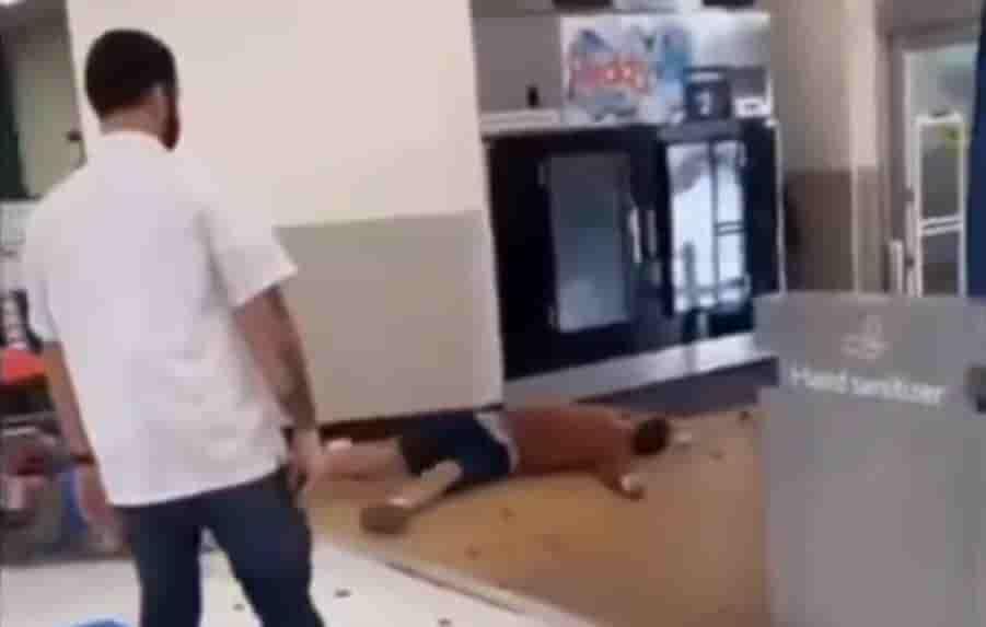 Empleado de Walmart en EU noquea a cliente Empleado de Walmart en EU noquea a cliente