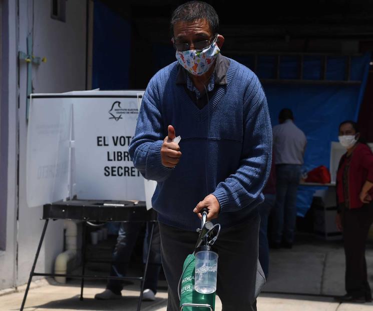 Acude a votar con todo y tanque de oxígeno Acude a votar con todo y tanque de oxígeno