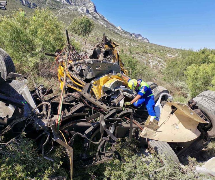Muere trailero en choque en Santa Catarina Muere trailero en choque en Santa Catarina
