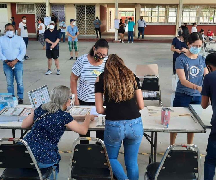Registran largas filas de votantes Registran largas filas de votantes