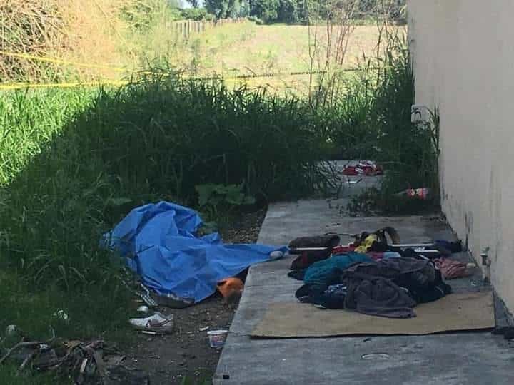 Investigan el deceso de un hombre que fue encontrado tirado en la parte trasera de una tienda de conveniencia