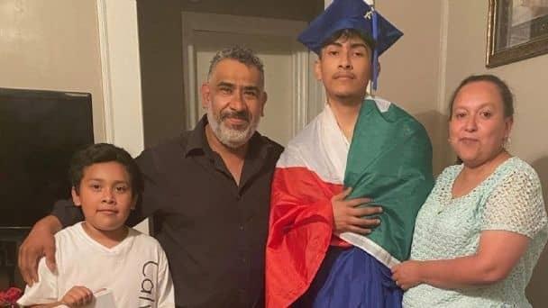Joven que usó bandera de México en graduación recibe diploma Joven que usó bandera de México en graduación recibe diploma
