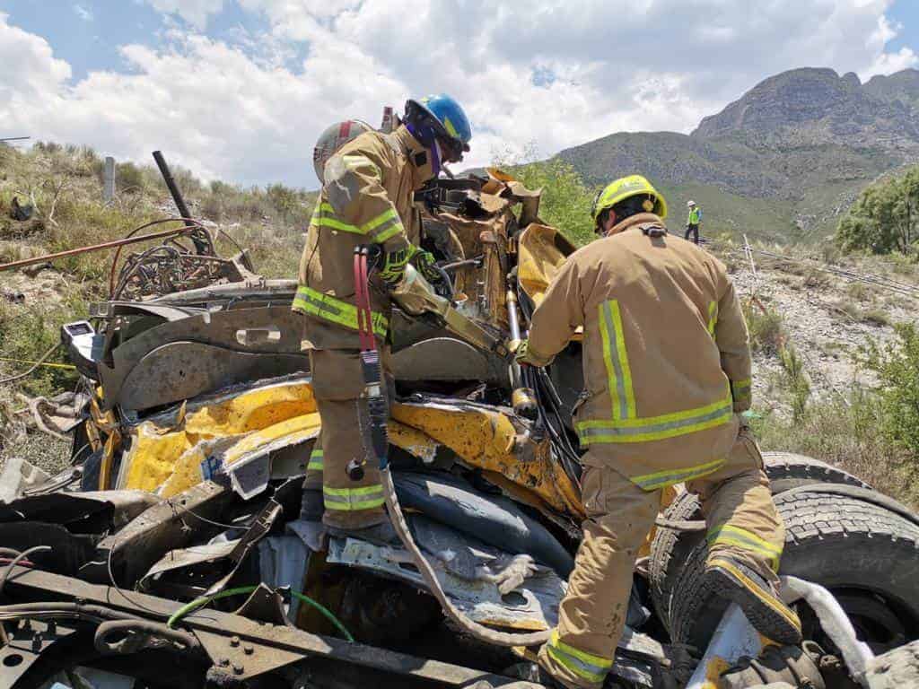El conductor de un tráiler falleció ayer luego de chocar por alcance contra otra unidad de carga y caer a un barranco