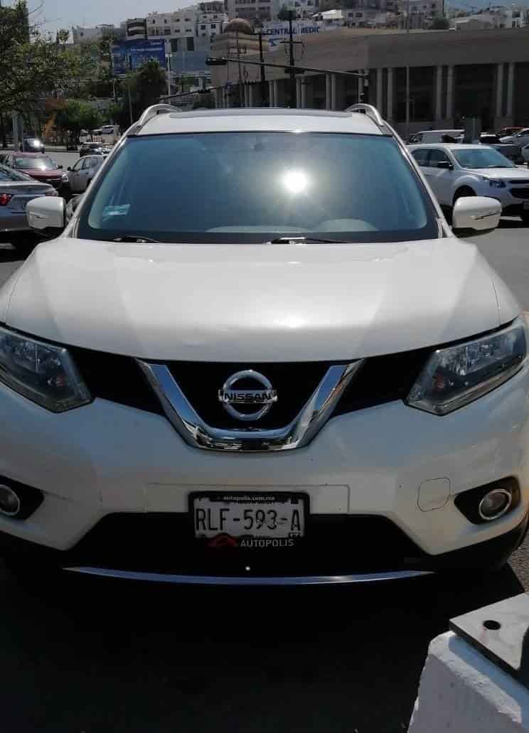 En el estacionamiento de un centro comercial fue localizada una camioneta con reporte de robo