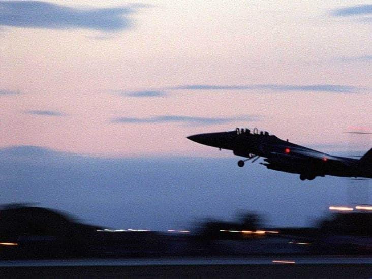 Cae avión militar durante ejercicios Cae avión militar durante ejercicios