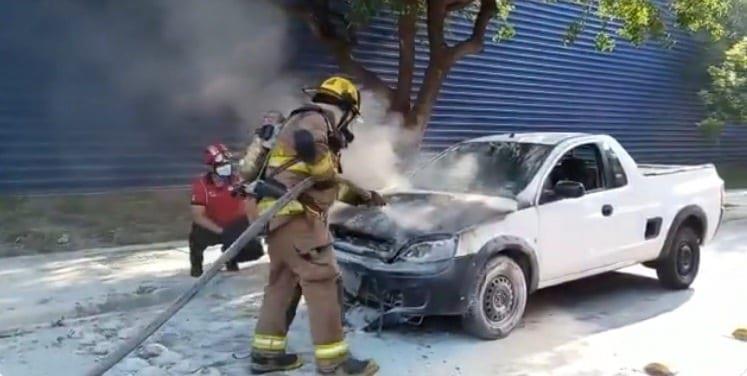Se incendia camioneta en San Pedro Se incendia camioneta en San Pedro