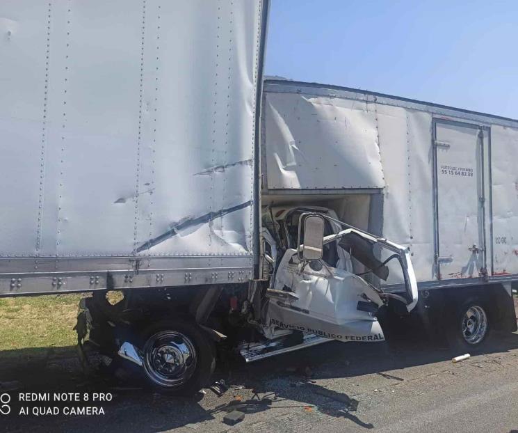 Mueren chofer y acompañante en choque Mueren chofer y acompañante en choque