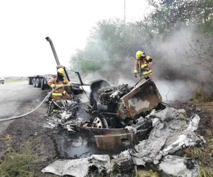 Se incendia tráiler en Linares Se incendia tráiler en Linares