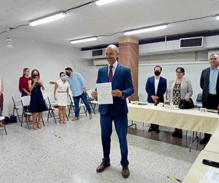 Recibe Miguel su constancia Recibe Miguel su constancia