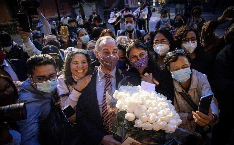 Mariachis, flores y pastel para Gatell en última conferencia