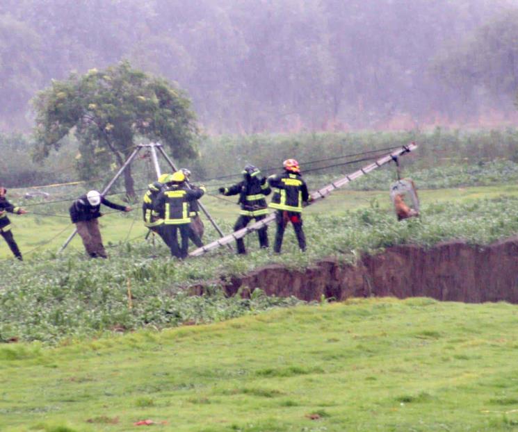 Rescatan a perritos atrapados en socavón Rescatan a perritos atrapados en socavón