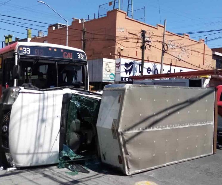 Deja choque-volcadura tres heridos Deja choque-volcadura tres heridos