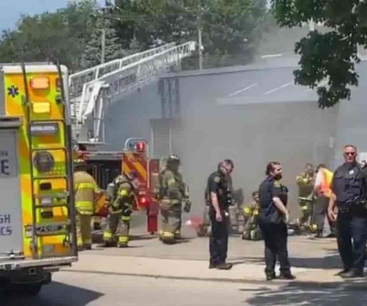 Auto se estrella contra centro de donación de plasma en EU Auto se estrella contra centro de donación de plasma en EU