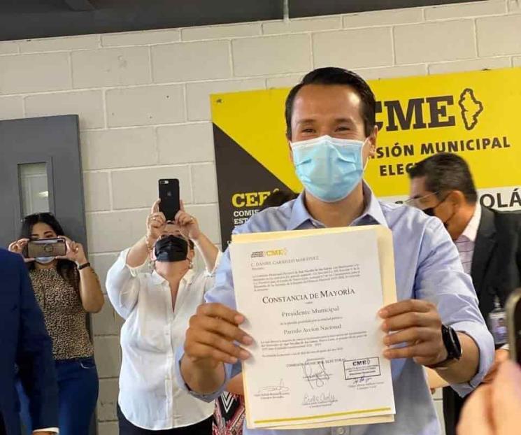 Recibe Daniel Carrillo su constancia como alcalde electo Recibe Daniel Carrillo su constancia como alcalde electo