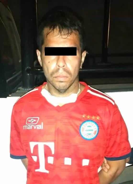 Al revisarlos se les encontrara 10 grapas de cocaína en piedra