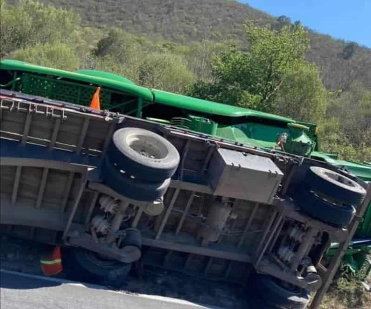 Tráiler vuelca y causa caos vehicular en Iturbide NL Tráiler vuelca y causa caos vehicular en Iturbide NL