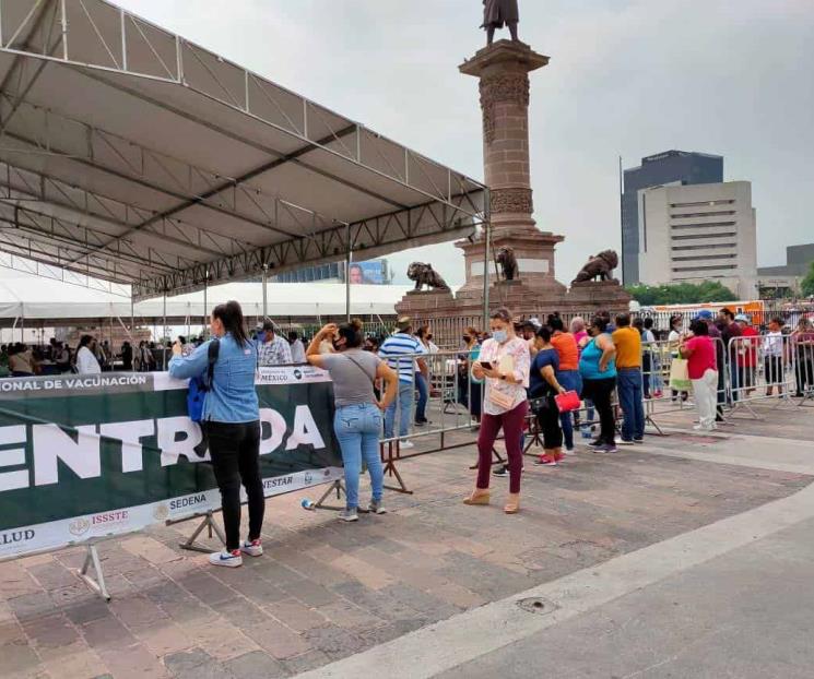 Reactivan, con filas, vacunación en Monterrey Reactivan, con filas, vacunación en Monterrey