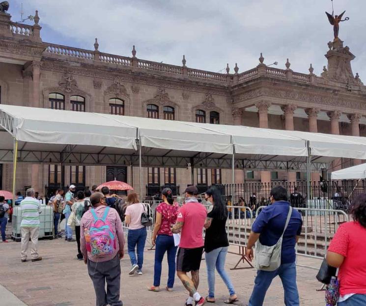 Reinician vacunación y regresan largas filas Reinician vacunación y regresan largas filas