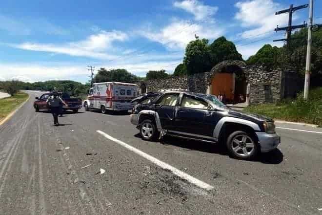 Terminaron con lesiones de consideración, al volcarse la camioneta en que viajaban