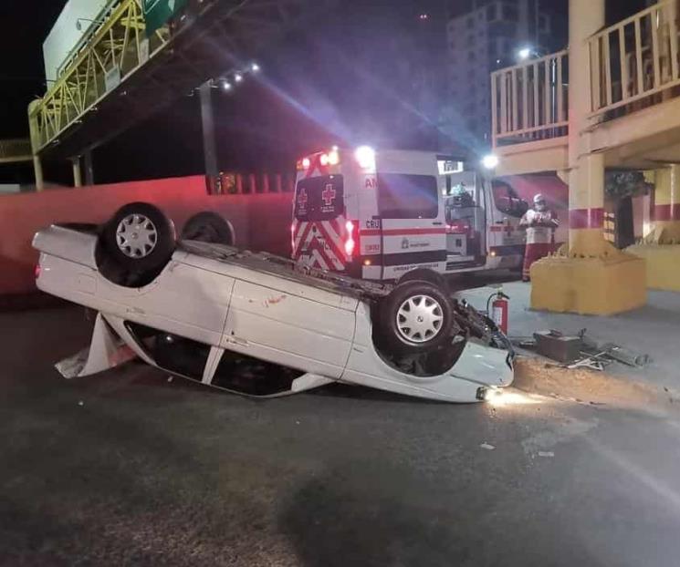 Choca auto en puente y termina volcado Choca auto en puente y termina volcado