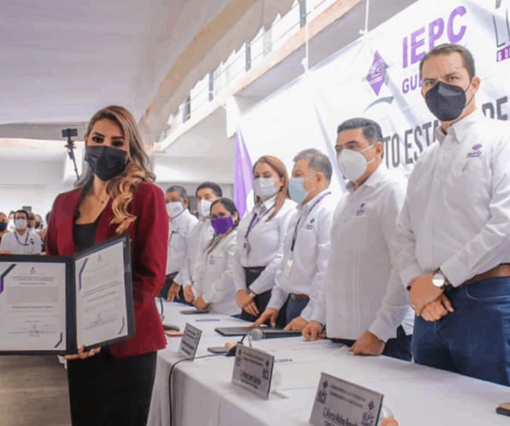 Recibe constancia Evelyn Salgado Recibe constancia Evelyn Salgado