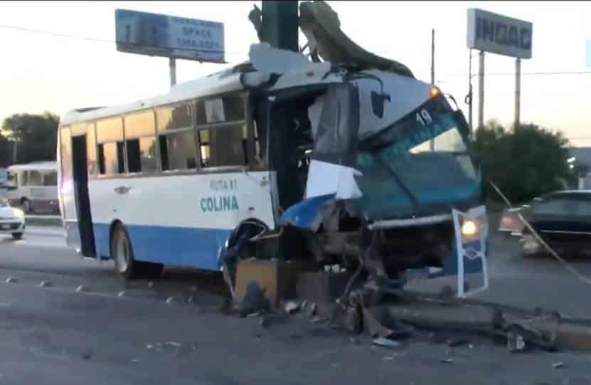 Choque de ruta urbana deja un muerto y 12 lesionados Choque de ruta urbana deja un muerto y 12 lesionados