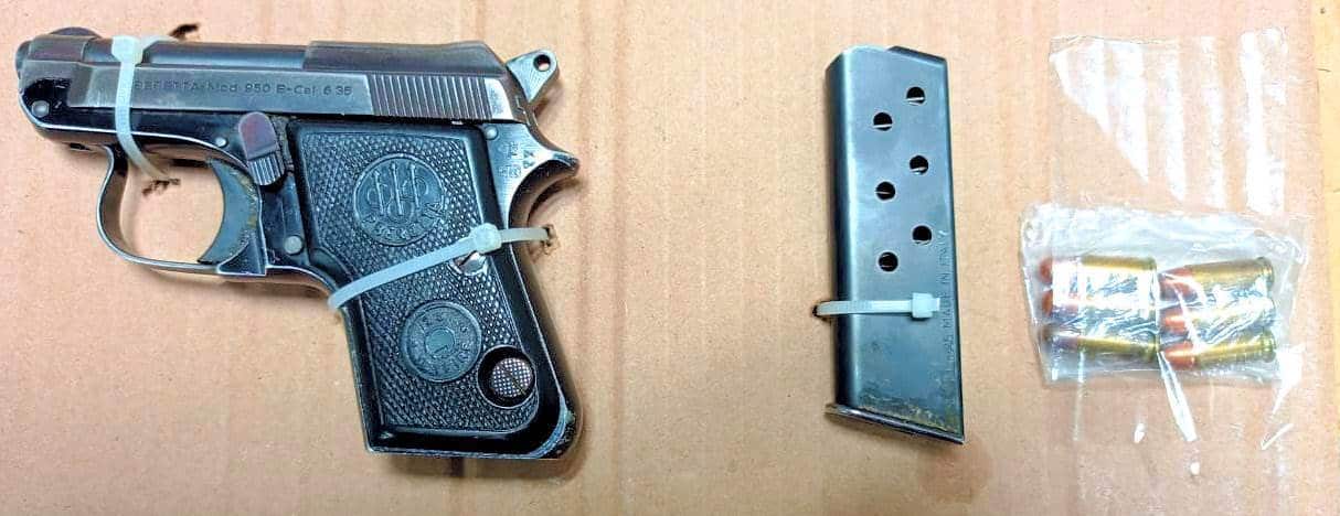 Arrestado después de golpear a dos personas con un arma de fuego además de amenazarlas