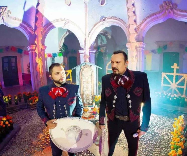Pepe Aguilar descuenta a su hijo la mitad del sueldo Pepe Aguilar descuenta a su hijo la mitad del sueldo