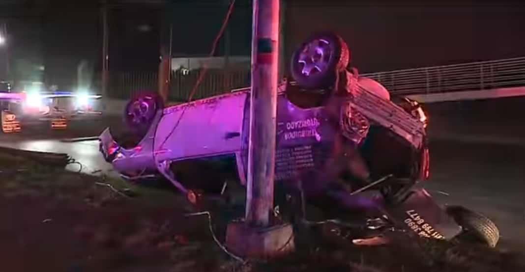 Impacta poste y luego se vuelca Impacta poste y luego se vuelca