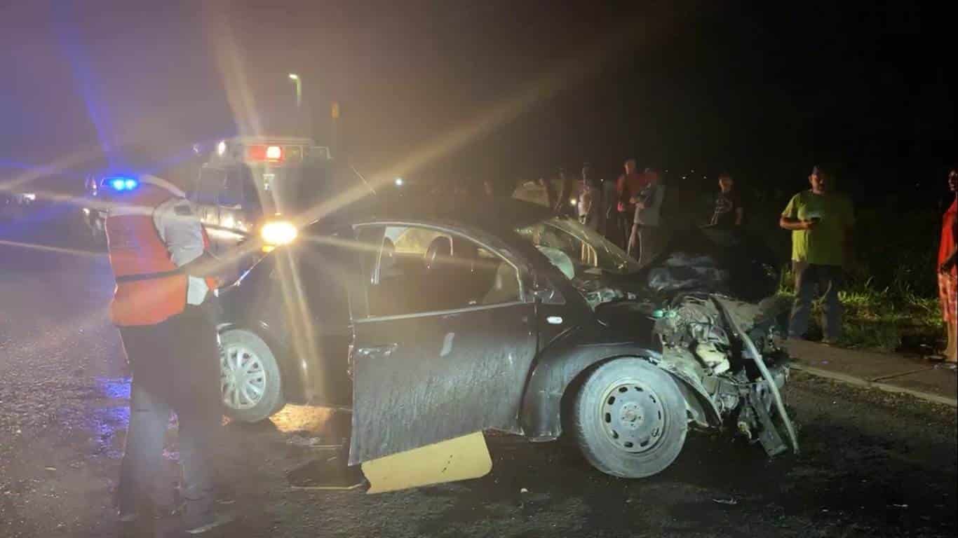 Dos personas lesionadas y daños materiales de consideración, fue el saldo que dejo un choque frontal