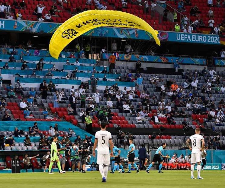 Greenpeace se disculpa, policía investiga protesta Greenpeace se disculpa, policía investiga protesta