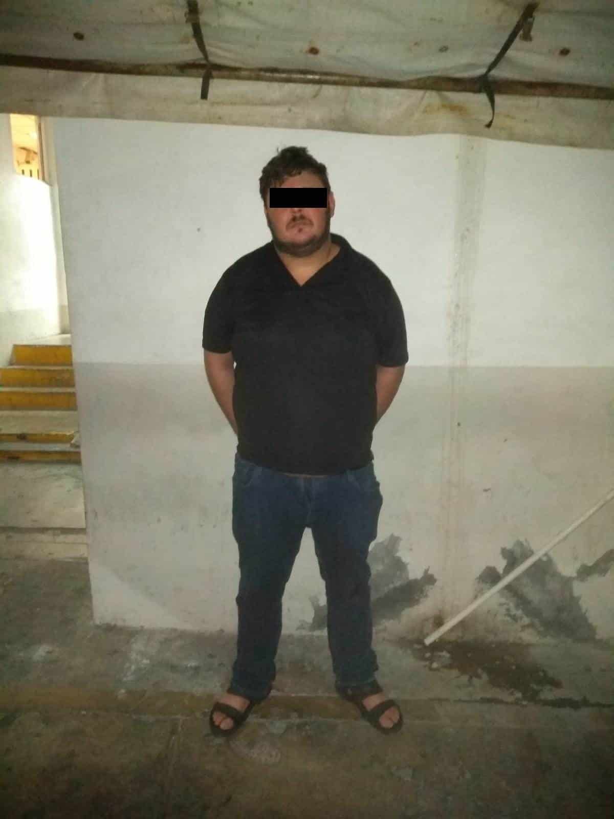 Al ser revisado le encontraron un arma de fuego entre sus ropas