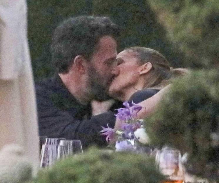 Jennifer Lopez y Ben Affleck en pleno beso Jennifer Lopez y Ben Affleck en pleno beso