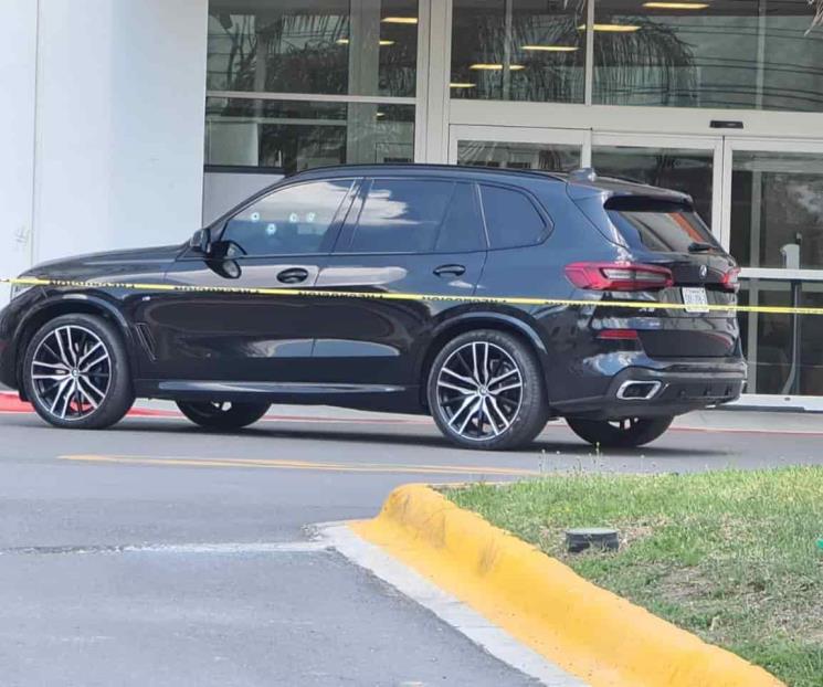 Balean a hombre en su camioneta en Valle Alto