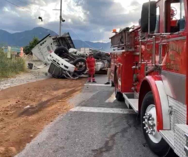 Se vuelca tráiler con rollos de acero en Santiago