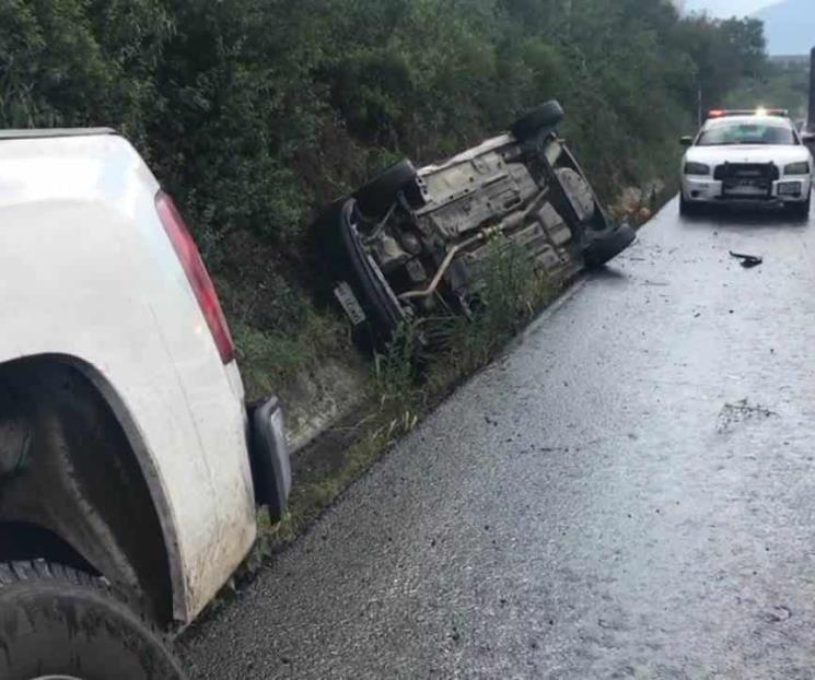 Vuelca conductora su automóvil en Montemorelos Vuelca conductora su automóvil en Montemorelos