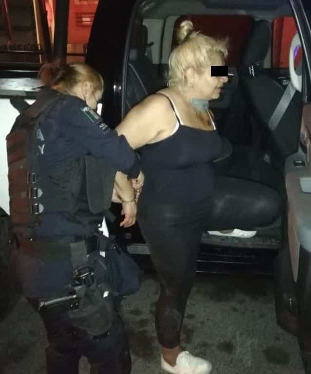 Molesta por haber encontrado a su pareja platicando con otras mujeres compañeras de trabajo, una mujer ocasionó daños en las lámparas de un hotel