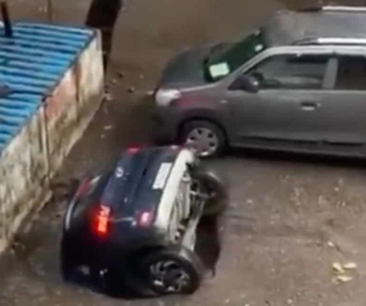 Socavón en la India se traga un auto por completo Socavón en la India se traga un auto por completo
