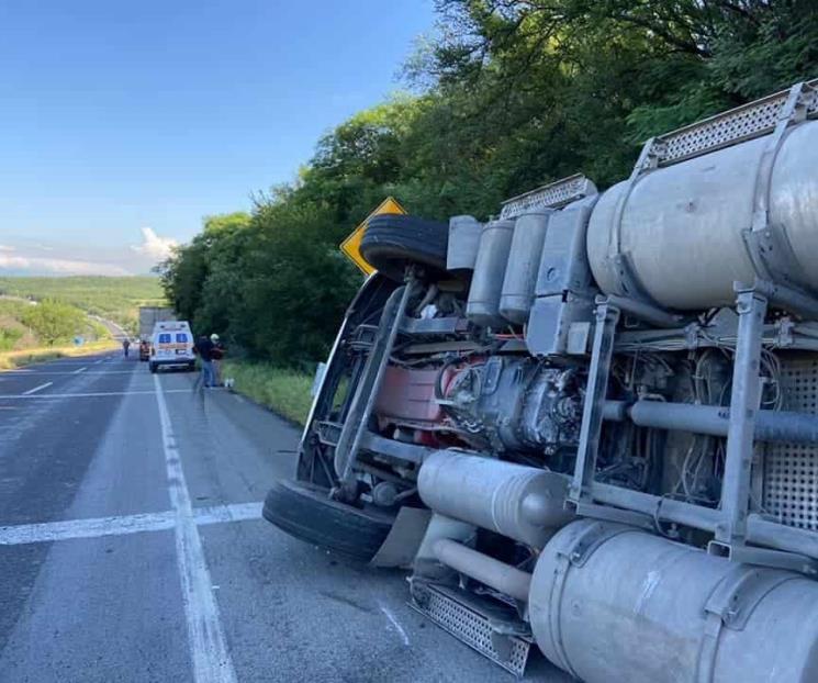 Vuelca tráiler en Montemorelos Vuelca tráiler en Montemorelos