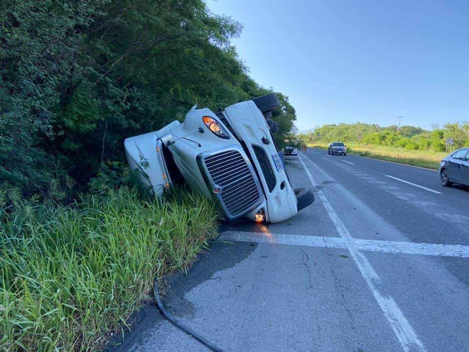 La falta de pericia del conductor de un tráiler, provocó que perdiera el control del volante y terminara volcándose