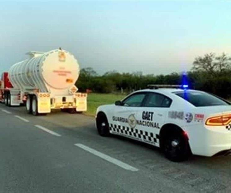 Detienen a 2 pipas con gasolina robada Detienen a 2 pipas con gasolina robada