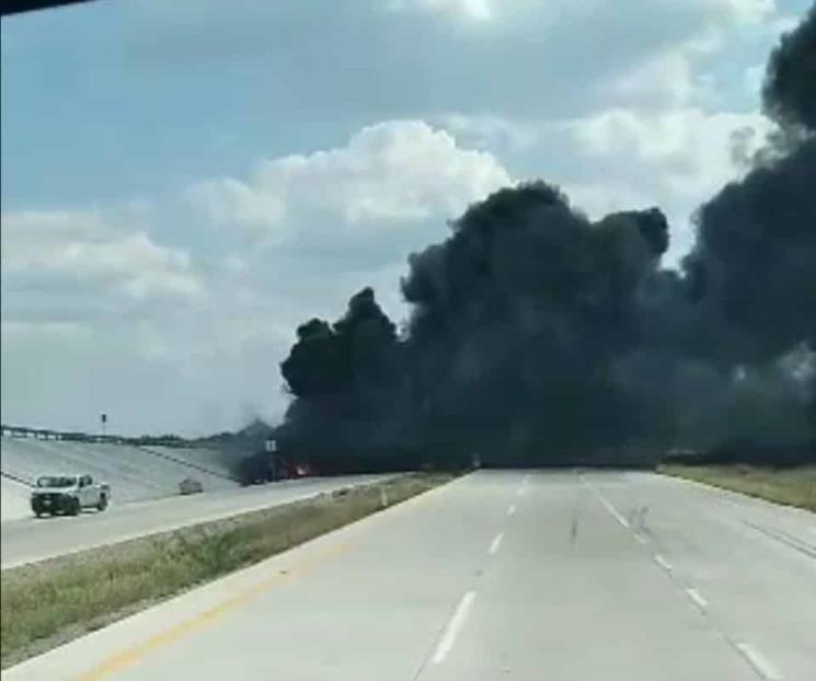 Se estrella tráiler contra muro y arde Se estrella tráiler contra muro y arde