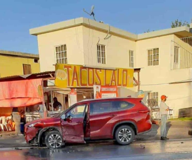 Chocan 2 camionetas en centro de Montemorelos Chocan 2 camionetas en centro de Montemorelos